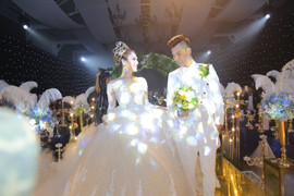 Video: Toàn cảnh 'đám cưới thế kỷ' của Lâm Khánh Chi và chồng kém 8 tuổi