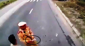 CSGT dẫm lên vật nghi là tiền của lái xe: Giám đốc Công an Hà Nam lên tiếng