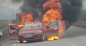 Clip: Cận cảnh ô tô Mazda cháy đùng đùng trên cao tốc Hà Nội - Thái Nguyên
