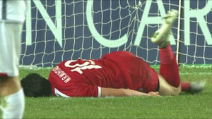 Video: Sút hỏng khó tin, cầu thủ Syria 'ăn vạ' như trẻ con