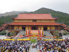 Quảng Ninh cấm cán bộ, công chức đi lễ hội trong giờ hành chính