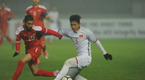 Video: Văn Hậu xoạc bóng chẳng khác gì Philipp Lahm