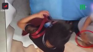 Camera giấu kín lật tẩy chiêu nhận phong bì của bác sỹ Trung Quốc