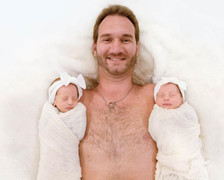 Phát sốt trước vẻ đáng yêu của cặp song sinh vừa tròn tháng của Nick Vujicic