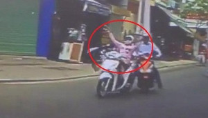 Bi hài nữ 'ninja' bị xe máy húc suýt ngã ngửa trên phố Sài Gòn