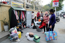 Video: Tủ quần áo mùa đông miễn phí trên vỉa hè Hà Nội