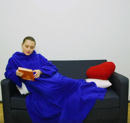 Thoải mái đọc sách giữa mùa đông lạnh giá với chăn đắp có tay siêu đơn giản