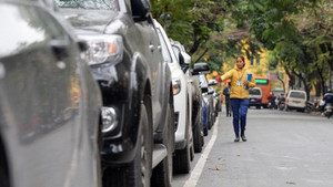 Người Hà Nội kêu trời với giá trông giữ xe mới