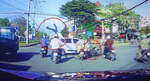 Clip: Phóng bạt mạng tông trực diện ô tô, người đi xe máy bắn văng lên trời