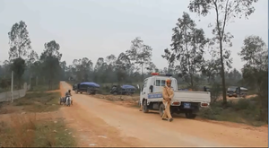 CSGT huyện này sang huyện khác lập chốt xử lý xe quá tải trước cửa mỏ đá