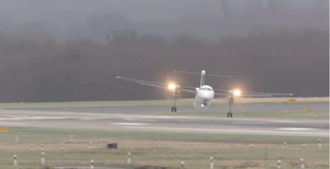 Video: Thót tim xem máy bay bị gió tạt, lắc lư như đồ chơi khi hạ cánh