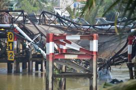 Sập cầu ở Sài Gòn trong đêm: Tạm giữ tài xế chở quá tải