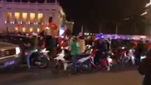 Trực tiếp: Dân Hà Nội đổ xô ra đường ăn mừng chiến tích của U23 Việt Nam