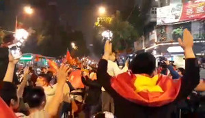 Clip: Biển người hát 'Như có Bác Hồ trong ngày vui đại thắng' mừng chiến tích của U23 Việt Nam