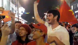 Clip: Khách Tây cuồng nhiệt ăn mừng kỳ tích chấn động của U23 Việt Nam