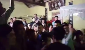 Video: Bỏ cả đám cưới, dân Nam Định hò hét cổ vũ bóng đá