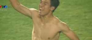 Chàng cầu thủ 6 múi sút penalty khiến hội chị em mê mẩn là ai?