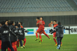 Video: Ban huấn luyện U23 Việt Nam nín thở xem 'đấu súng' từ cabin huấn luyện