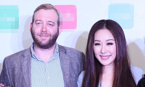 Ông xã ngoại quốc hỗ trợ Ngô Phương Lan gây quỹ từ thiện