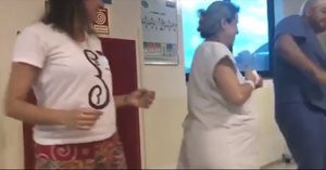 Bác sĩ nhảy 'Despacito' với sản phụ trong phòng sinh