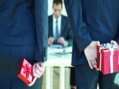 Cấm tặng quà cấp trên, 'tranh thủ' cấp dưới dịp Tết Nguyên đán 2018