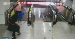 Clip: Cô gái cứu mạng em bé trước thang cuốn 'tử thần' trong tích tắc