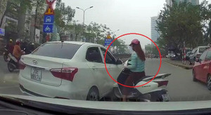 Va chạm giao thông, nữ 'ninja Lead' tức tối huých ô tô liên tiếp để 'dằn mặt'
