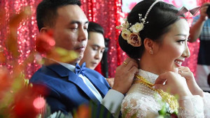 Xôn xao clip cô dâu Hậu Giang đeo hơn 1 kg vàng trong ngày cưới