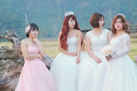 Chị em háo hức rủ nhau chụp hình 'cô dâu đơn thân' dù chưa lấy chồng