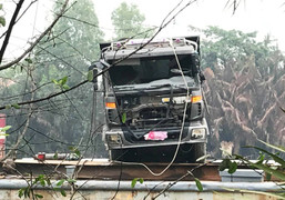 Trục vớt xe ben chở đá quá tải gấp 5 lần gây sập cầu Long Kiển
