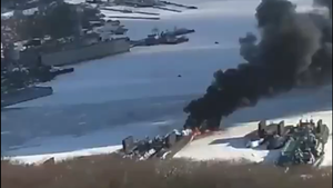 Video: Khói đen bốc cuồn cuộn từ tàu ngầm Nga