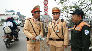 Được giải cứu khi định nhảy cầu Chương Dương, cô gái trẻ vẫn đòi tự tử