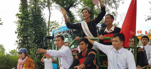 Xe công nông chở Hoa hậu hoàn vũ H’Hen Niê gặp sự cố trên đường về buôn