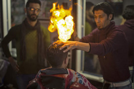 Phát hoảng với dịch vụ cắt tóc bằng lửa ở Ấn Độ