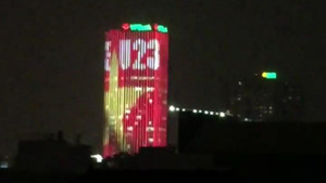 Clip: Cao ốc giăng đèn led tạo hình quốc kỳ và chữ U23 đỏ rực trời Hà Nội