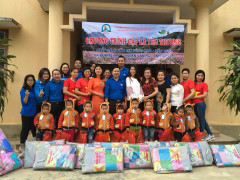 Trao hơn 320 suất quà thơm thảo cho trẻ em xã nghèo bậc nhất nước