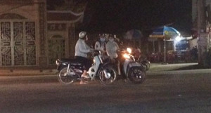 Clip: 3 nữ 'ninja' dừng xe 'tám chuyện' gần nửa tiếng giữa quốc lộ