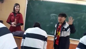 Clip cả lớp xin cô giáo cho nghỉ học, cổ vũ U23 VN khiến dân mạng tranh cãi