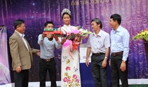 Hoa hậu Hoàn vũ H'Hen Niê được tặng xe công nông khi về thăm trường cũ
