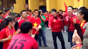 Clip: CĐV đánh trống, bắc loa hát hò tưng bừng cổ vũ U23 Việt Nam trước giờ G