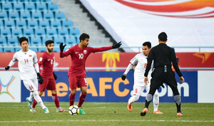 Fan châu Á 'sôi máu', trách trọng tài Singapore thiên vị U23 Qatar
