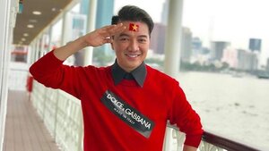 Video: Đàm Vĩnh Hưng bỏ cả họp báo, đi 'bão' bằng xe ôm mừng chiến thắng của U23 Việt Nam