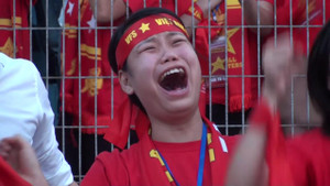 Video: Hàng ngàn CĐV òa khóc trước chiến thắng lịch sử của U23 VN