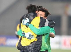 Bộ trưởng Bộ VH-TT-DL chúc mừng U23 Việt Nam, thưởng nóng 2 tỷ đồng