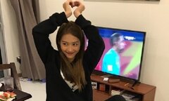 Khả Ngân vui mừng trước chiến thắng U23 Việt Nam, nhảy nhót đến mức bong gân