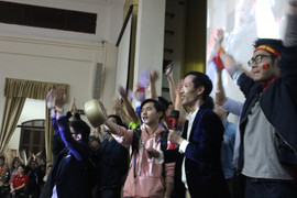 Sinh viên ĐH Kinh tế Quốc dân mang xoong chảo mừng U23 Việt Nam chiến thắng