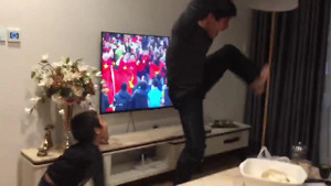 Clip: 2 bố con đu ban công, hò hét 'banh nhà' ăn mừng kỳ tích chấn động của U23 VN