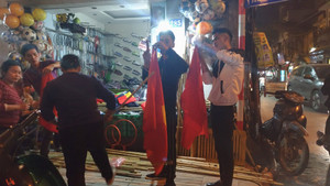 U23 Việt Nam vào chung kết, thị trường cờ cổ vũ sôi động khắp Hà Nội