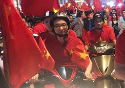 Phó Thủ tướng Vũ Đức Đam chạy xe máy cổ vũ chiến thắng U23 Việt Nam