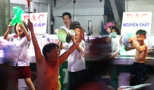 Video: Người già, trẻ nhỏ mang xoong nồi xuống đường, reo hò mừng U23 Việt Nam